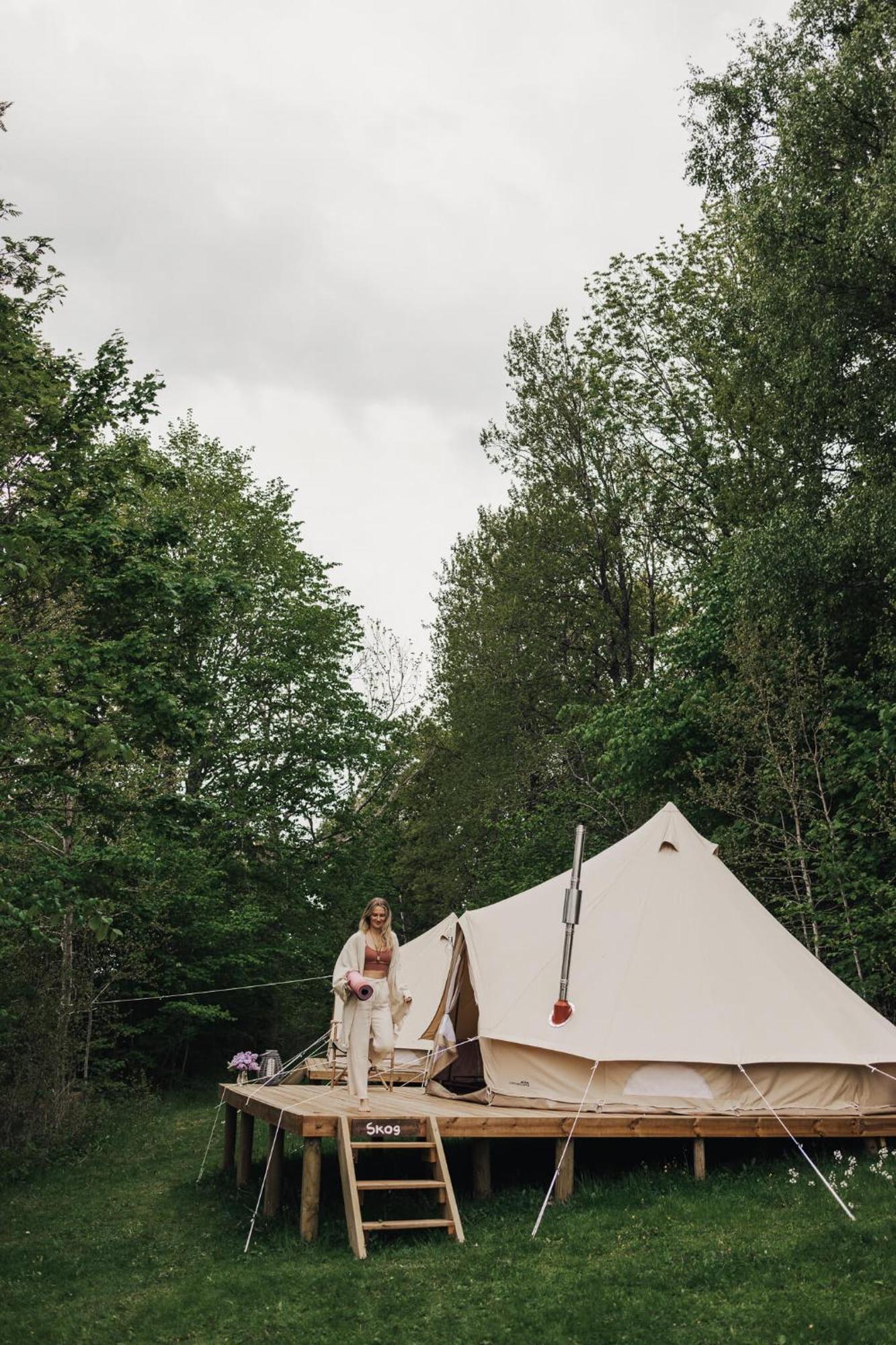 Luxury tent Falkeroed - Lyxig Glamping I Naturreservat Ink Frukost